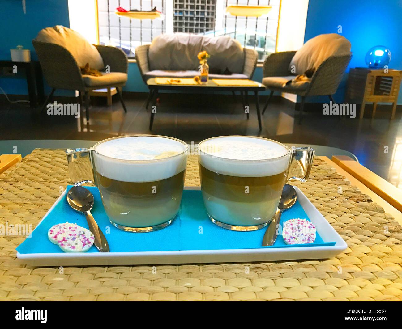 Due tazze di caffè con biscotti. Foto Stock