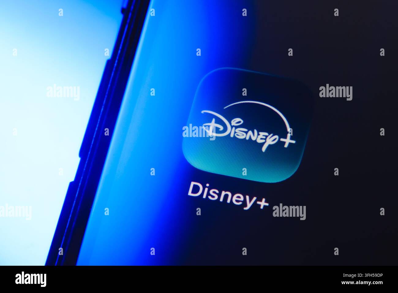 Parigi, Francia – 15 settembre 2026: Logo dell'applicazione del servizio di streaming Disney+ su un display di smartphone con luce al neon blu. Foto Stock