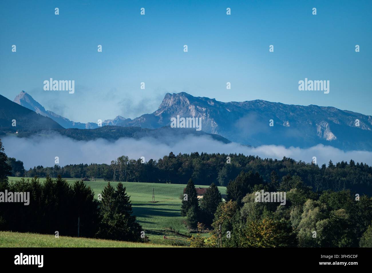 Splendido sole su tutta Salisburgo, in vaste aree è completamente limpido. Nell'immagine: Nebbia mattutina sulle foreste nel nord di Salisburgo, con vista verso l'Untersberg. 15.09.2026. // Splendido sole su tutta Salisburgo; le condizioni sono completamente limpide su vaste aree. Nell'immagine: Nebbia mattutina sulle foreste nel nord di Salisburgo, con vista verso l'Untersberg. 15 settembre 2026. Credit: APA-Images/Alamy Live News Foto Stock