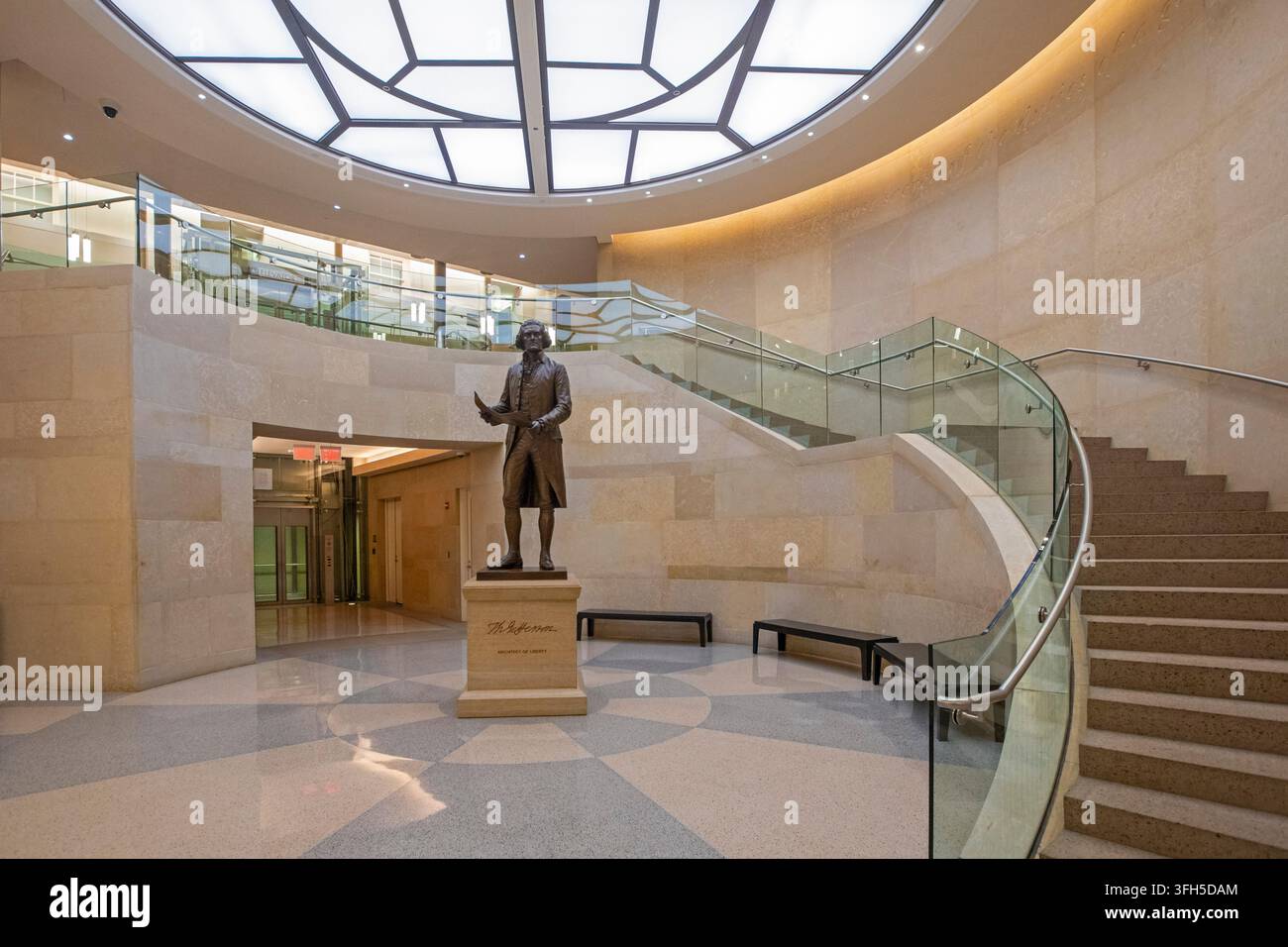 Richmond, Virginia - Una statua di Thomas Jefferson nel Campidoglio dello stato della Virginia. Jefferson progettò l'edificio principale nel 1785 mentre era ambasciatore Foto Stock