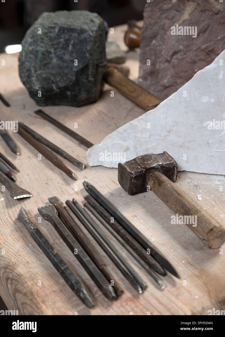Strumenti per scolpire marmo e granito: set per intaglio, scalpelli, scalpelli da taglio, mazzuolo Foto Stock