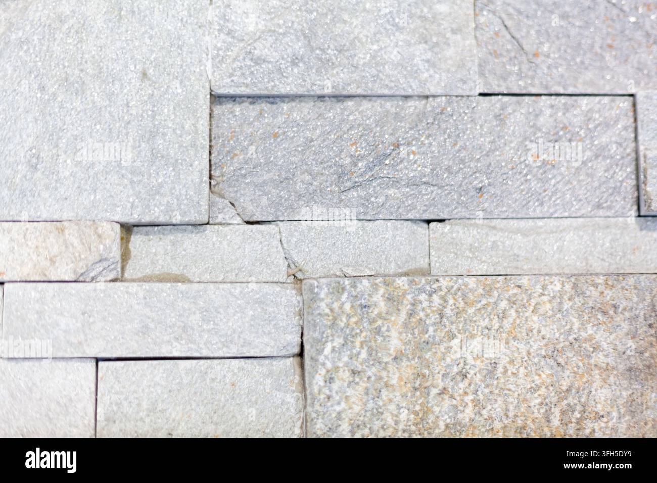 Primo piano di una superficie in pietra di marmo lucida nera e marrone scuro con venature bianche naturali e intricati motivi astratti di texture. Foto Stock