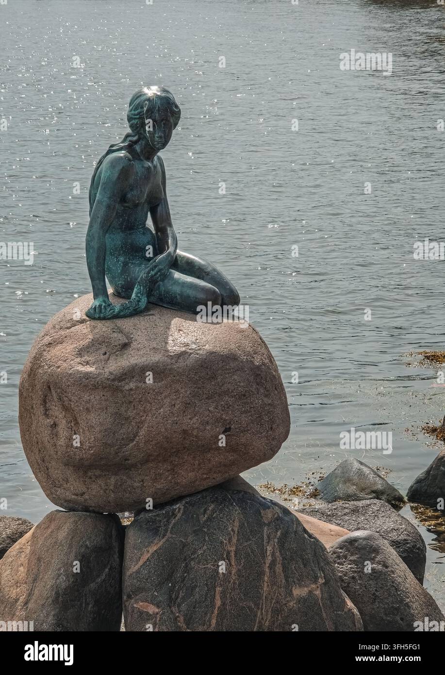 Statua in bronzo della Sirenetta che si affaccia sul porto di Copenaghen Foto Stock