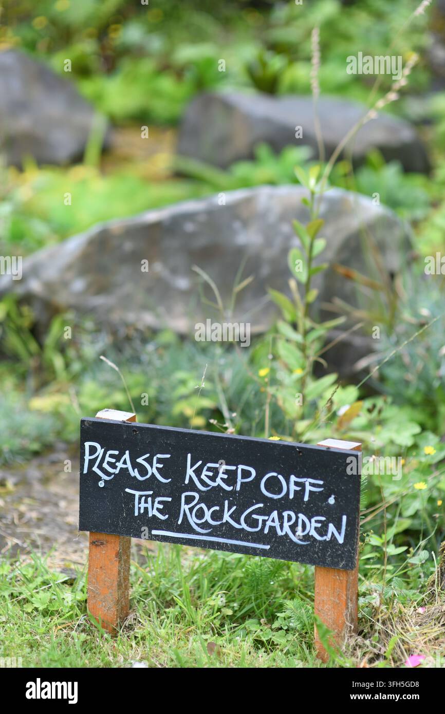 Segnale "Per favore, non entrare nel giardino roccioso" Foto Stock