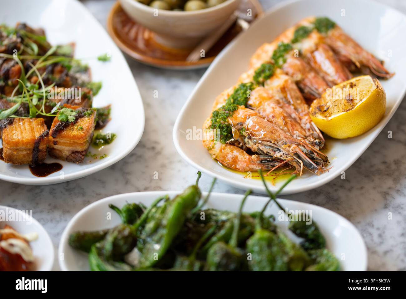 Deliziosa festa di frutti di mare con ingredienti freschi e sapori vivaci Foto Stock