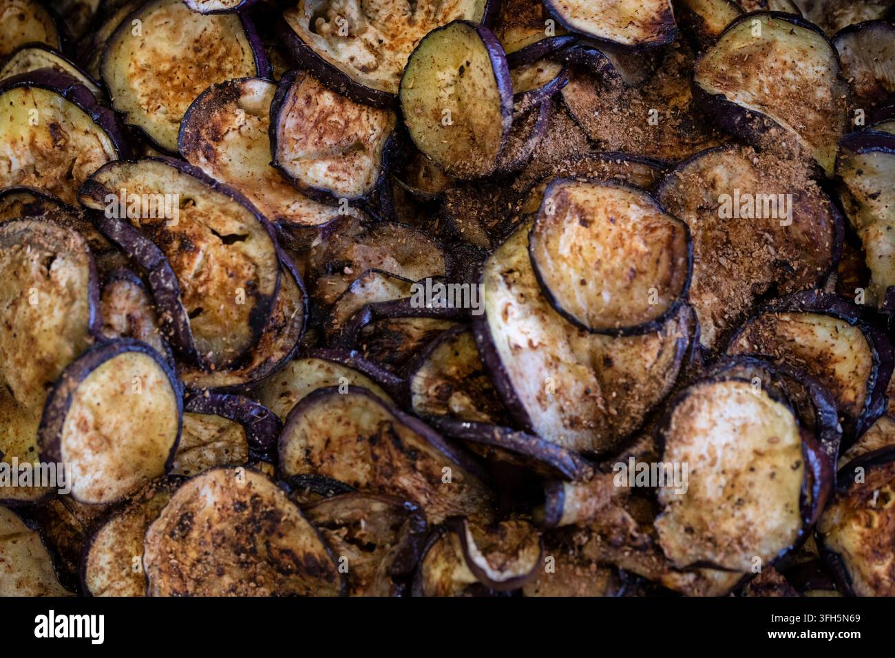 Fette di melanzana deliziosamente arrostite, condite alla perfezione Foto Stock