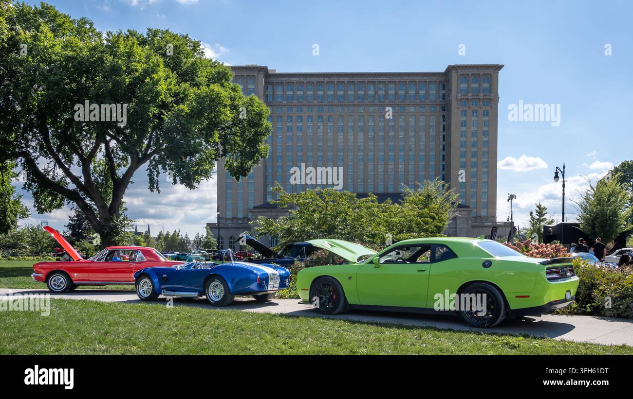DETROIT, MI/USA - 11 SETTEMBRE 2026: Una Dodge 2015–2023 Challenger SRT Hellcat, Shelby Cobra, Ford Mustang, auto alla mostra The Station. Foto Stock