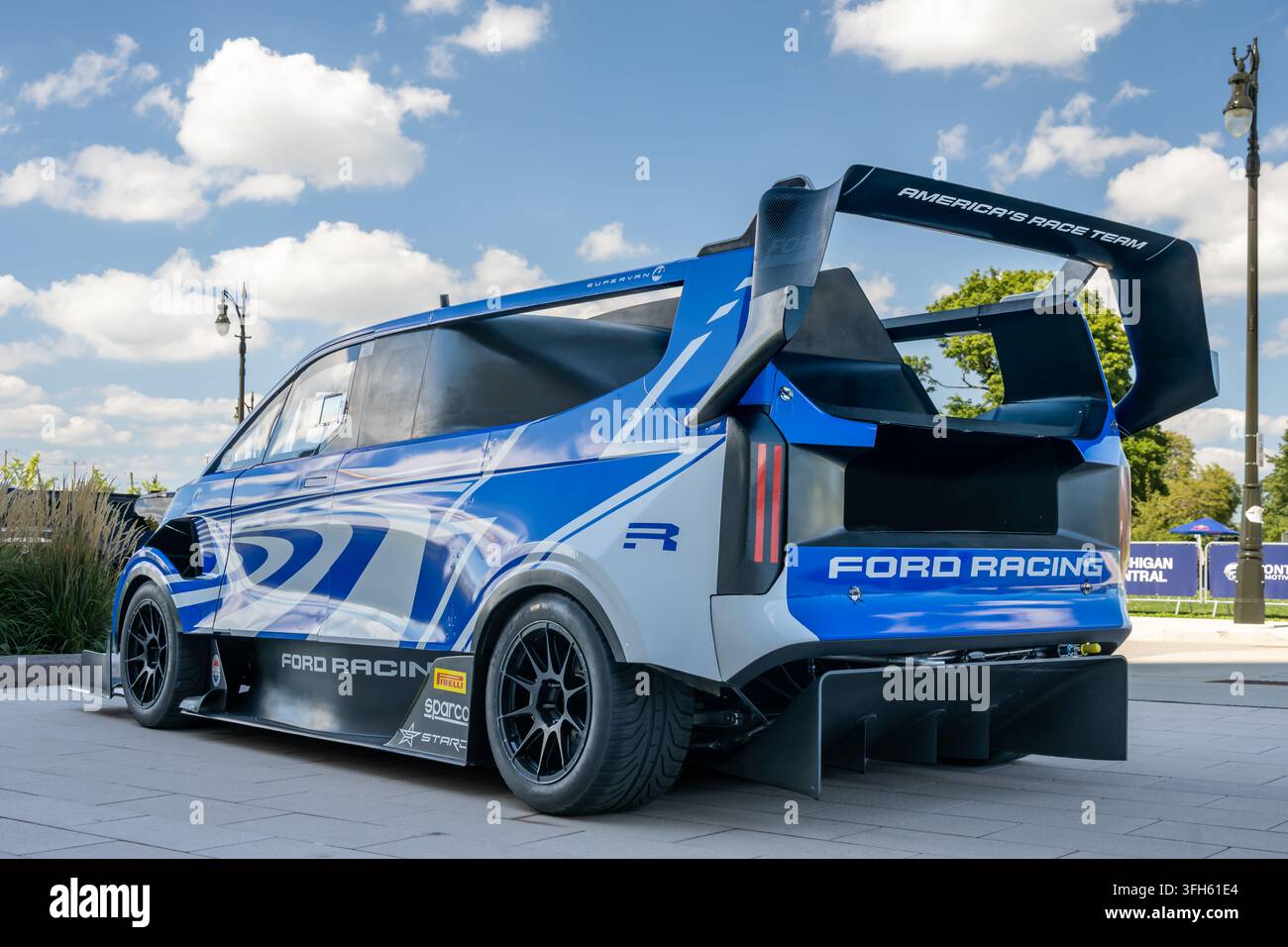 DETROIT, MI/USA - 11 SETTEMBRE 2026: Una vettura da corsa 2022 Ford (Transit) Supervan EV Pikes Peak hillclimb, Cars at The Station show, Michigan Central Stati Foto Stock