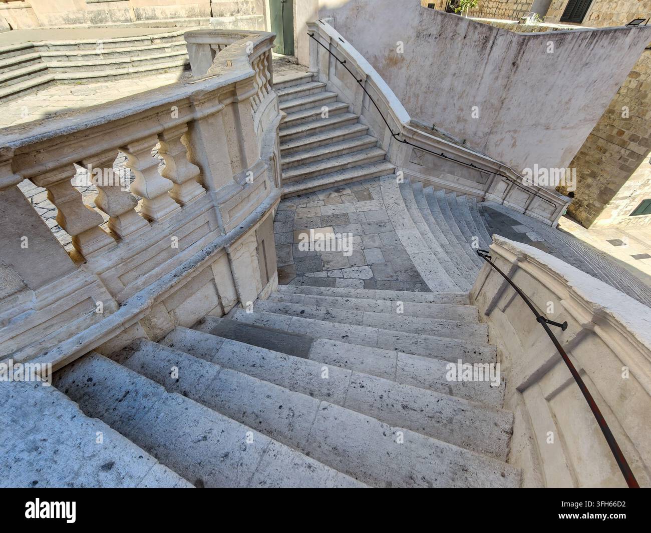 Vista ad angolo alto che mette in mostra le curve eleganti, la trama antica della pietra e il grandioso design dell'iconica Scala dei Gesuiti a Dubrovnik - Immagine stock catturata con smartphone