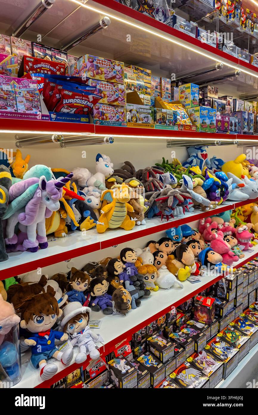 Tokyo, Giappone - 17 luglio 2026: Scaffali pieni di anime, manga e merchandise di personaggi all'Infinite Joy Akihabara, tra cui peluche, oggetti da collezione Foto Stock