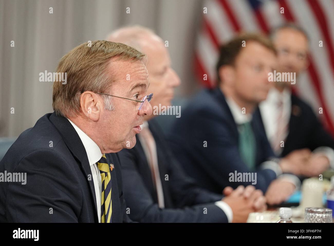 Arlington, USA. 15 set, 2026. Boris Pistorius (a sinistra, SPD), Ministro federale della Difesa, partecipa a un incontro con il suo omologo statunitense, Hegseth, al Pentagono. Credit: Kay Nietfeld/dpa/Alamy Live News Foto Stock