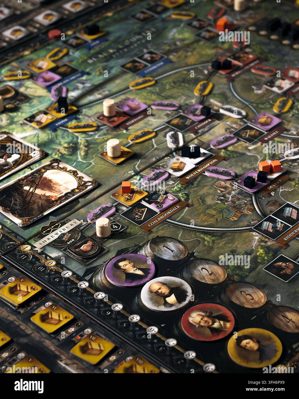 Queretaro, Queretaro, 09 09 2026. Vista ravvicinata dei componenti del gioco Brass Birmingham disposti sotto una luce drammatica. I pezzi del gioco includono cardbo Foto Stock