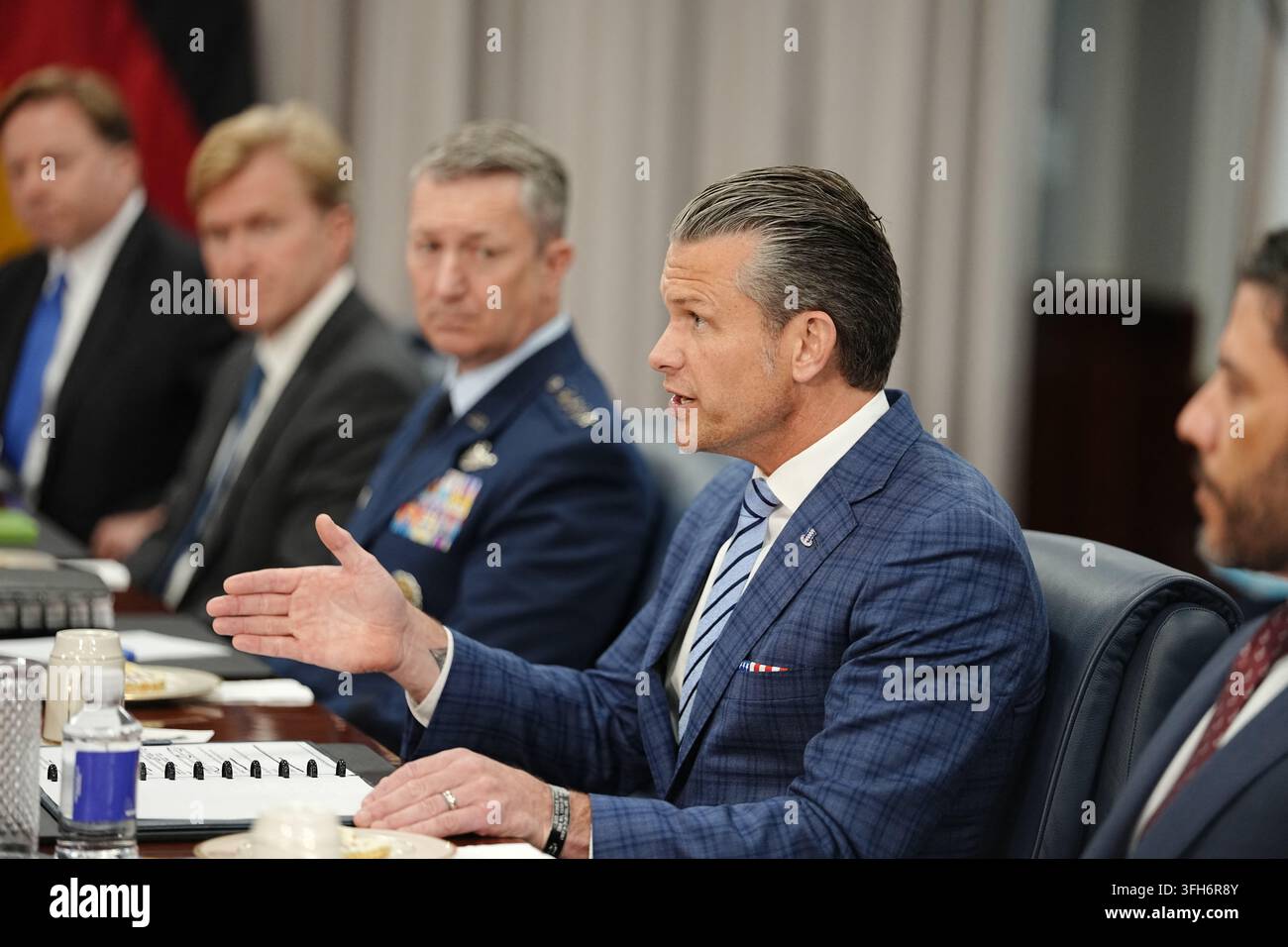 Arlington, USA. 15 set, 2026. Il segretario della difesa degli Stati Uniti Pete Hegseth (secondo da destra) parla durante un incontro con il ministro federale della difesa Pistorius al Pentagono. Credit: Kay Nietfeld/dpa/Alamy Live News Foto Stock