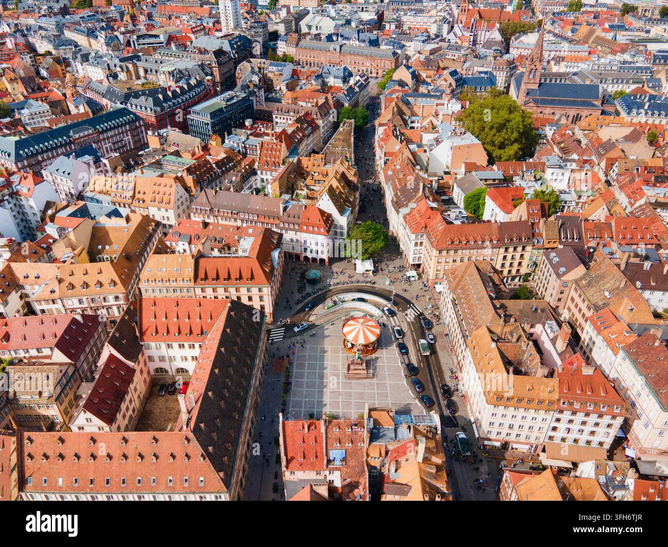 Panoramica aerea del paesaggio urbano di Place Gutenberg e della giostra a Strasburgo, Francia Foto Stock