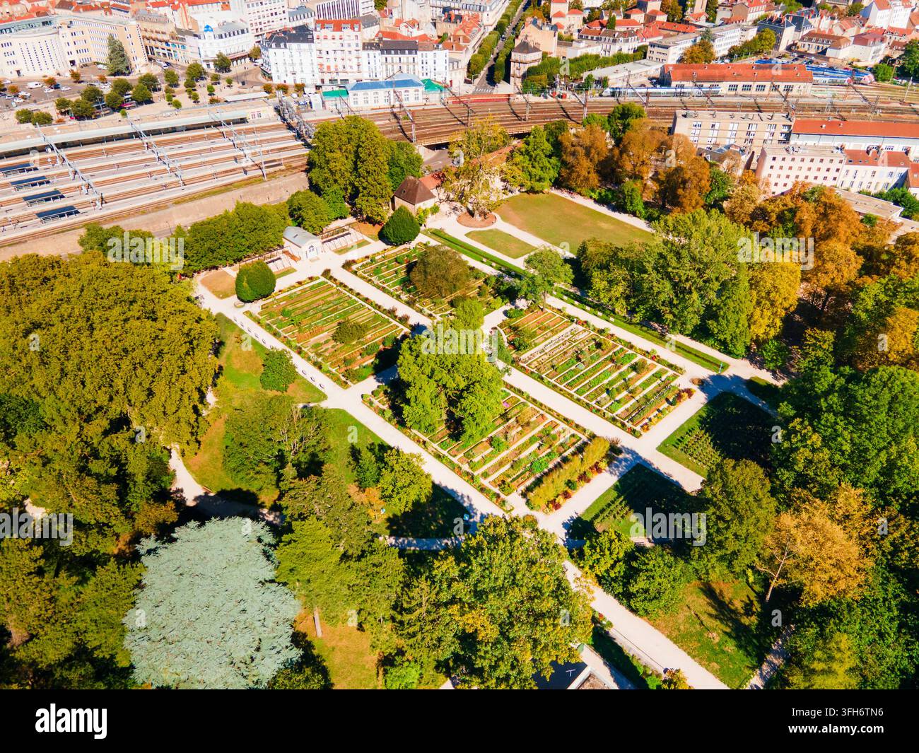 Vista aerea panoramica del giardino botanico e del parco Jardin de l Arquebuse a Digione, Francia Foto Stock