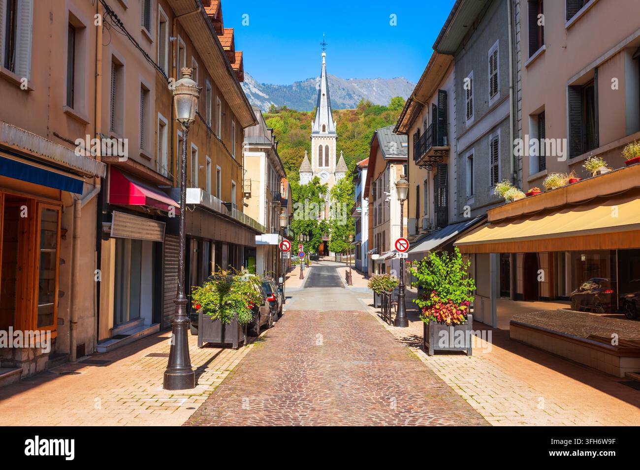 Vista stradale della Chiesa di San Giovanni Battista o Eglise de Saint Jean Baptiste ad Albertville, Francia Foto Stock