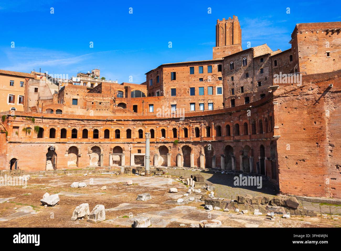 Vista panoramica delle antiche rovine del Mercato di Traiano o Mercati di Traiano a Roma, Italia Foto Stock