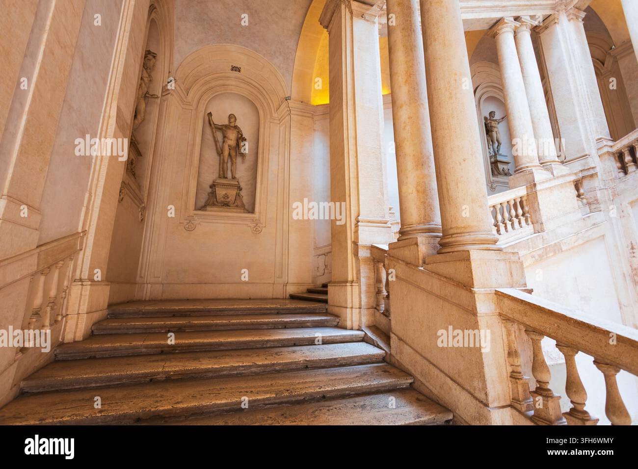 Vista scenica della storica grande scalinata monumentale con colonne e statua all'interno del Palazzo Barberini a Roma, Italia Foto Stock