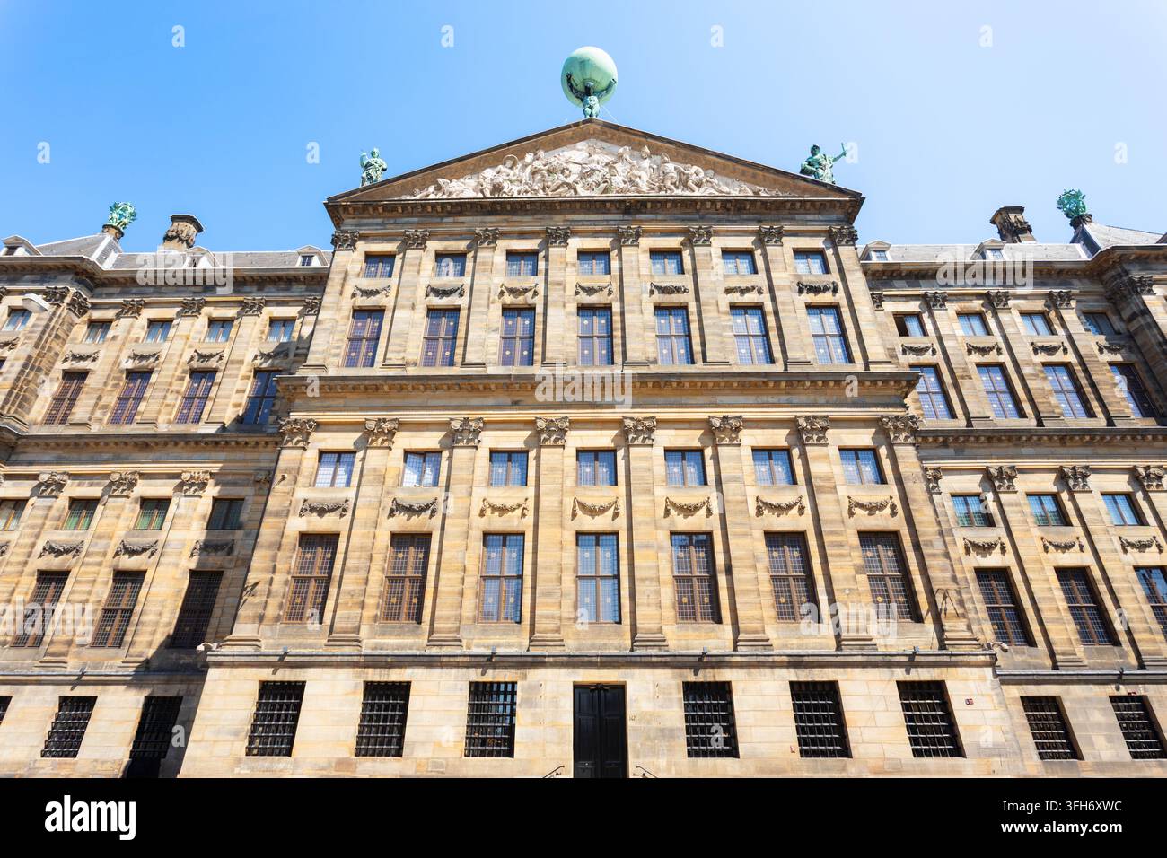 La facciata storica del Palazzo Reale in piazza Dam a Amsterdam, Paesi Bassi Foto Stock