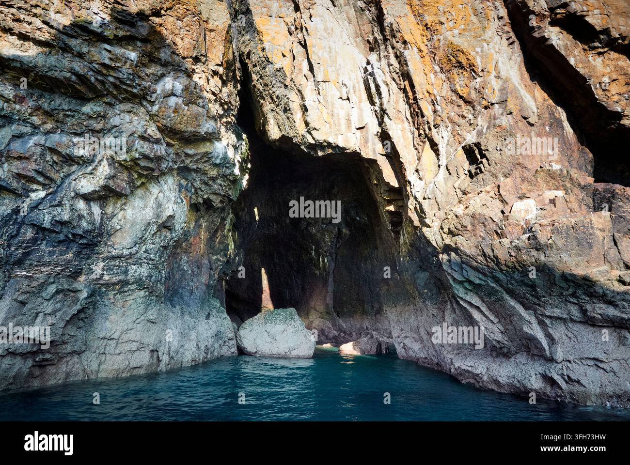 Ogof Cantwr, o la Grotta del Cantore, su Ynys Cantwr accanto all'isola di Ramsey, vicino a St David's in Galles. San Giustino incatenava qui i sacerdoti maleducati. Foto Stock