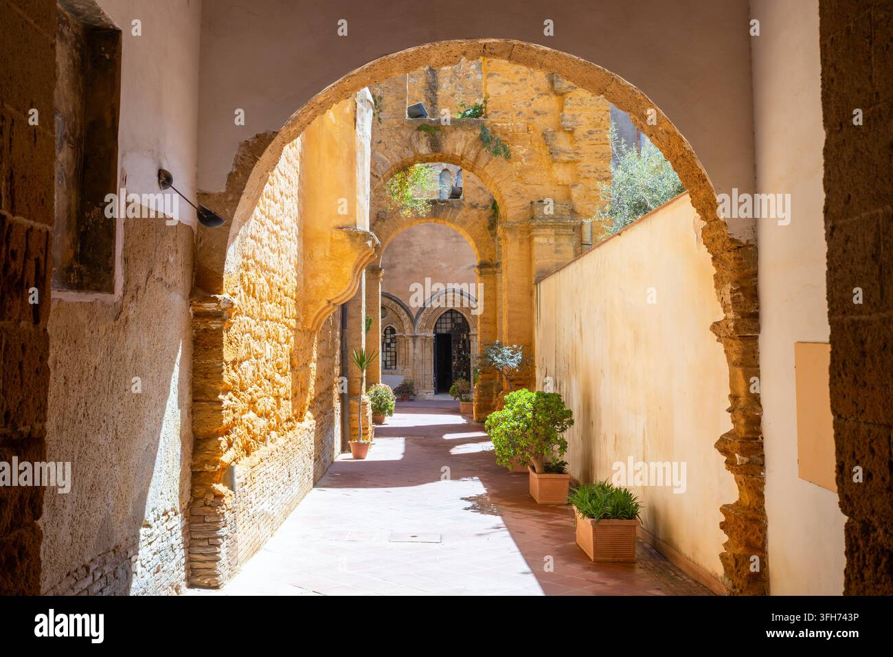 La Chiesa di Santo Spirito e il Monastero dell’Ordine Cistercense dello Spirito Santo nell’interno. Agrigento è una città della Sicilia, in Italia. Foto Stock