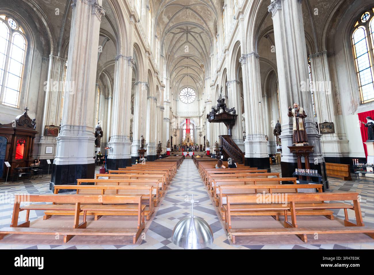 Bruxelles, Belgio - 17 giugno 2023: Vista interna della chiesa di Santa Caterina o di Sint-Katelijnekerk con archi gotici nella città di Bruxelles, Belgio Foto Stock