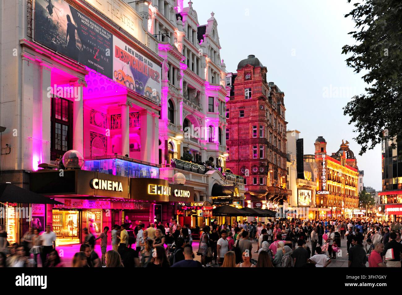 Cinema Empire, vita notturna di Leicester Square, quartiere di Soho, West End, Londra, Inghilterra, Gran Bretagna, Regno Unito di Gran Bretagna Foto Stock
