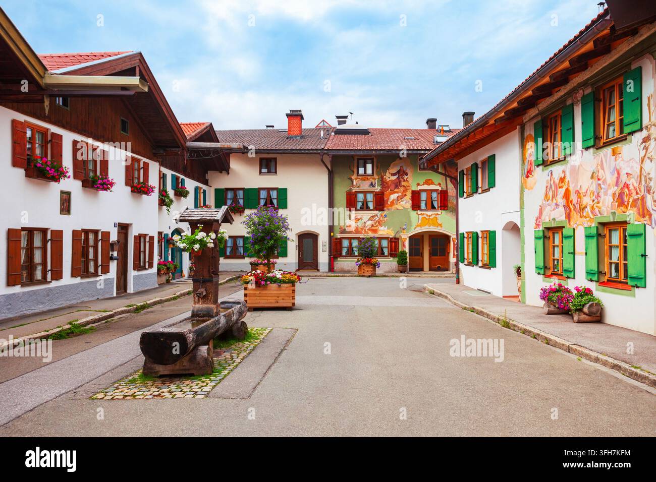 Mittenwald, Germania - 01 luglio 2021: Bellezza case locali decorate con Luftlmalerei, arte bayern forma di pittura facciata nella città di Mittenwald in Baviera Foto Stock