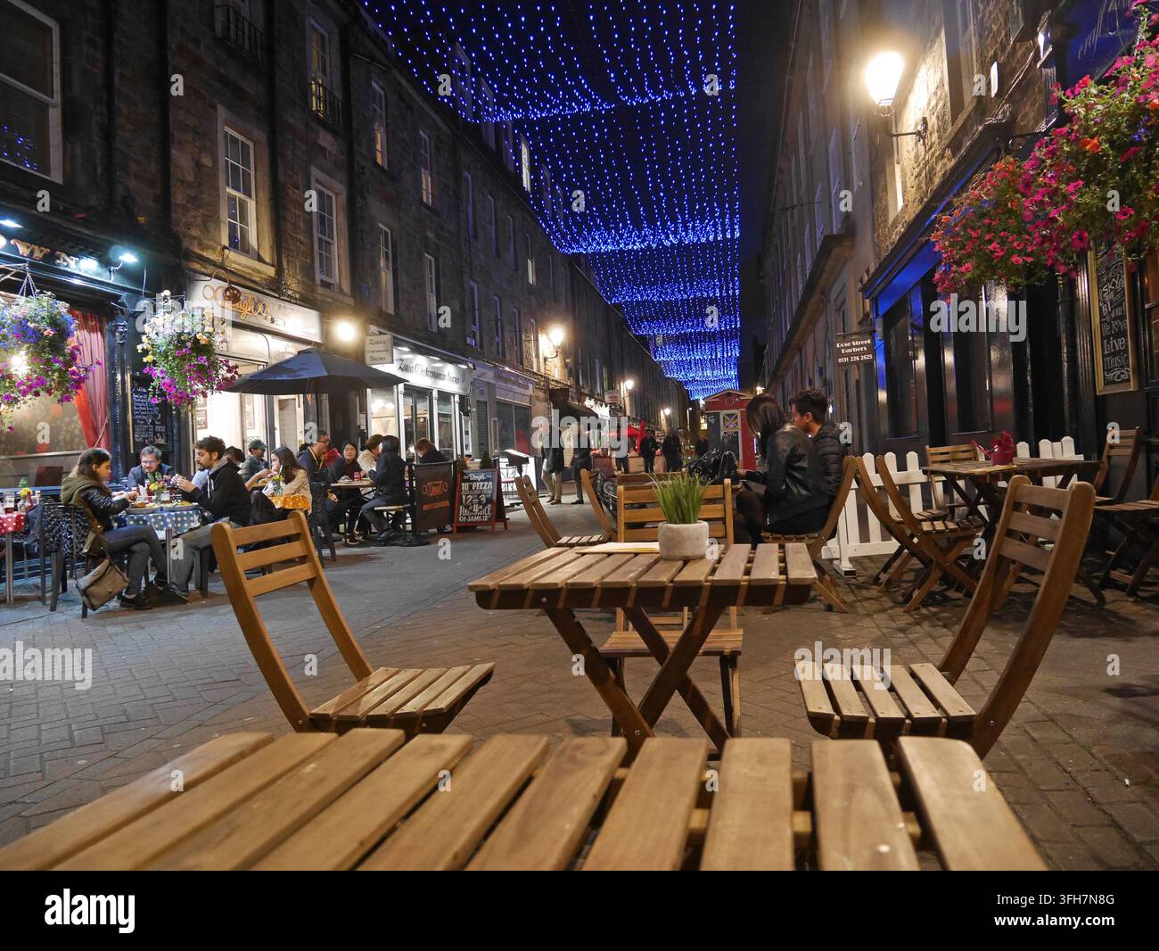 Rose Street è una zona popolare per ristoranti e pub aperti fino a tarda sera, come si vede a Edimburgo Foto Stock