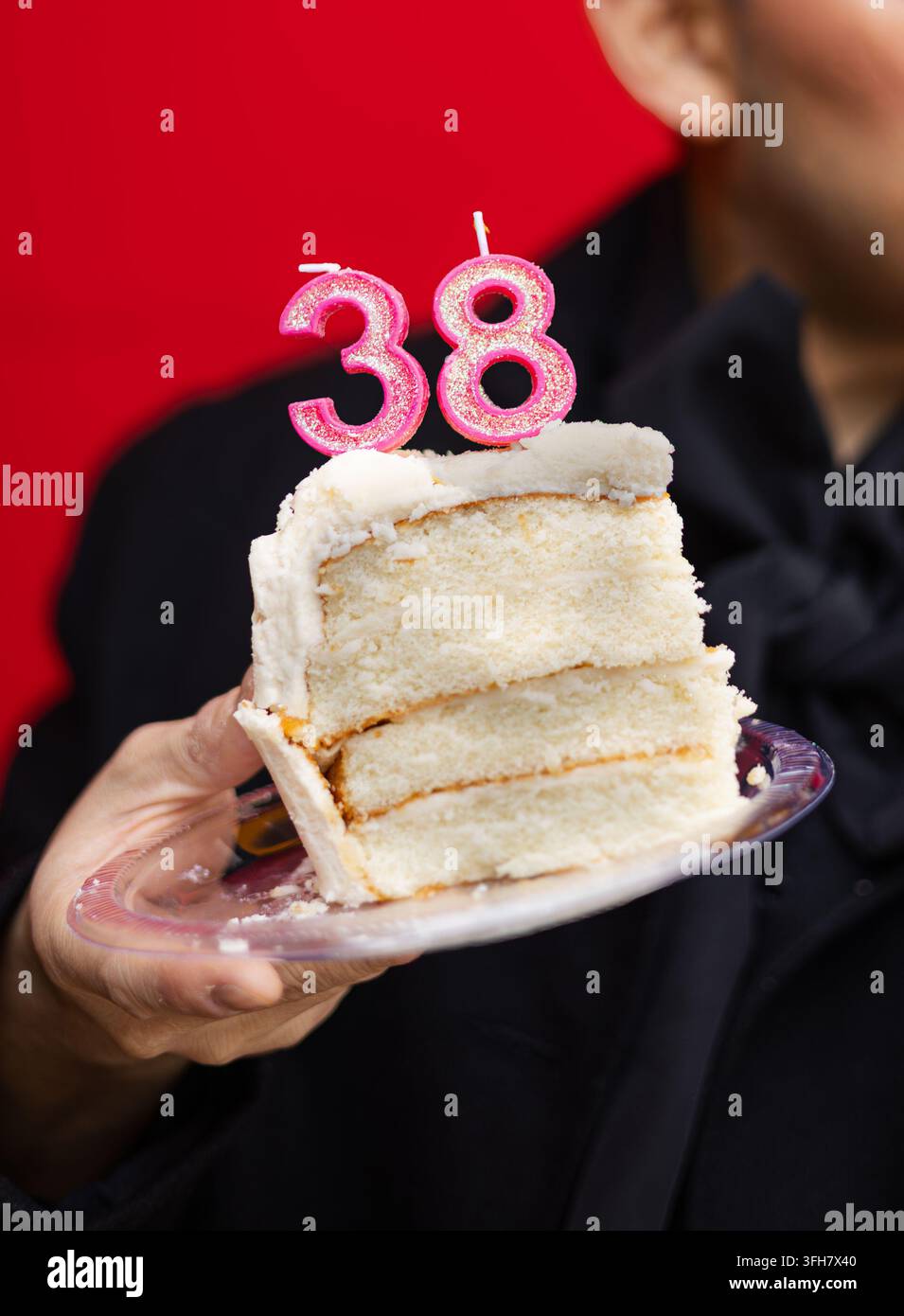 Torta per il 38° compleanno con candele numeriche (trentotto) Foto Stock