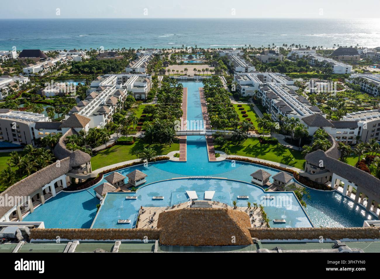 Vista aerea dell'Hard Rock Hotel and Casino Punta Cana con piscine, giardini tropicali e architettura moderna lungo la costa a Punta Cana Foto Stock