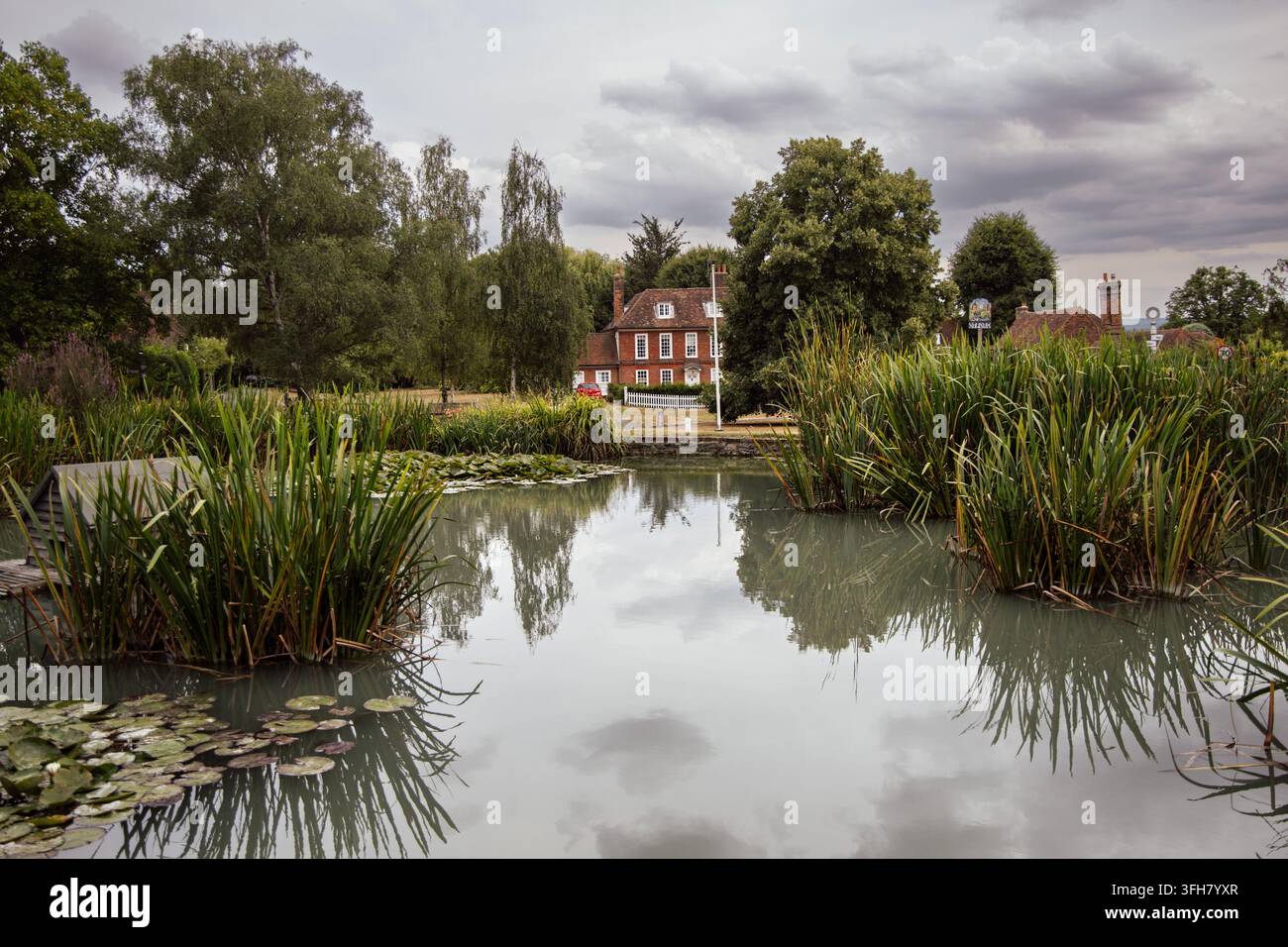 Roundabout Bird Pond nel centro del villaggio di Otford, Kent, Inghilterra Foto Stock