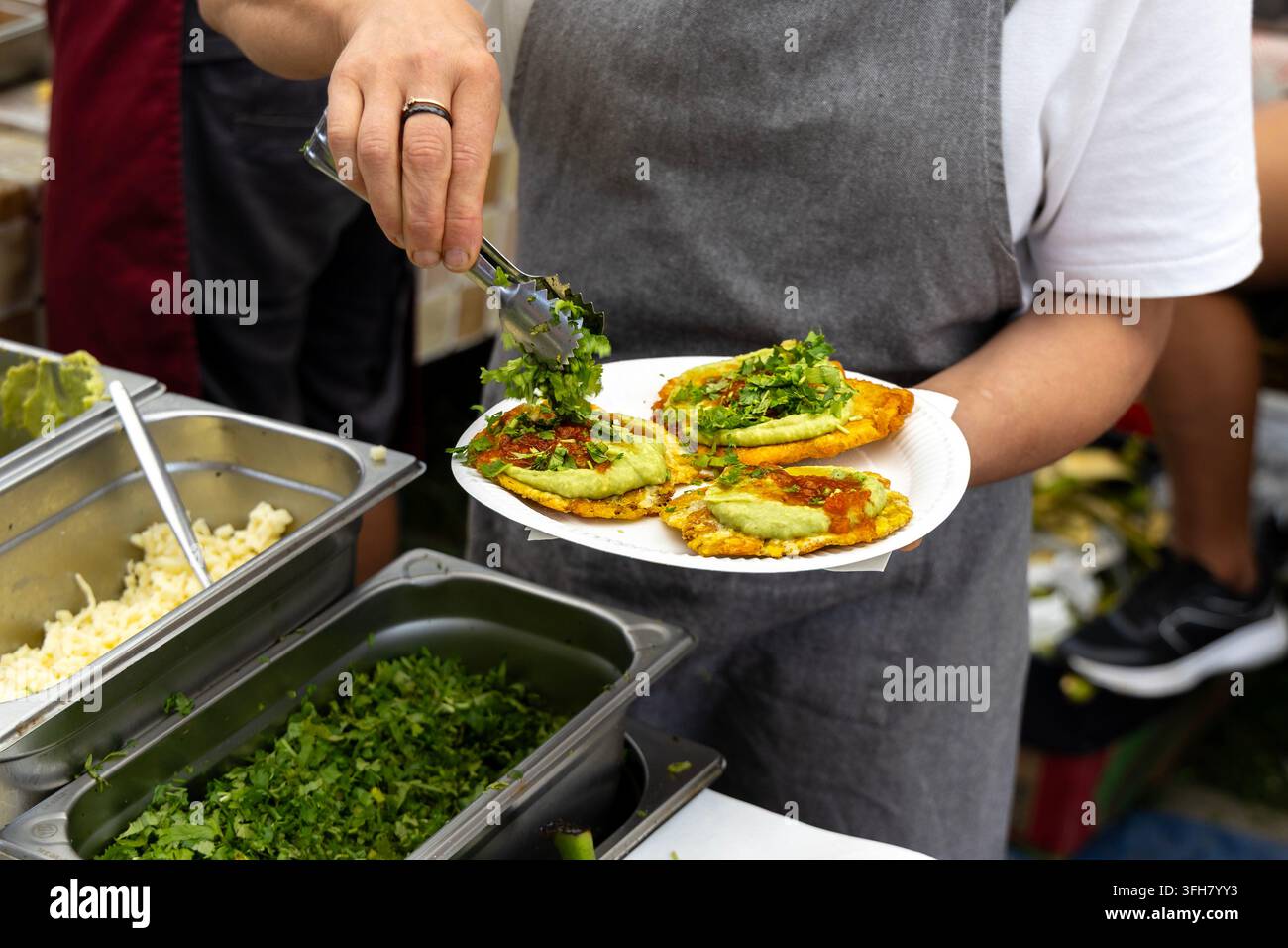 Patacones con guacamole, Mokotow Breakfast Fair (Targ Śniadaniowy Mokotów), Varsavia, Polonia Foto Stock