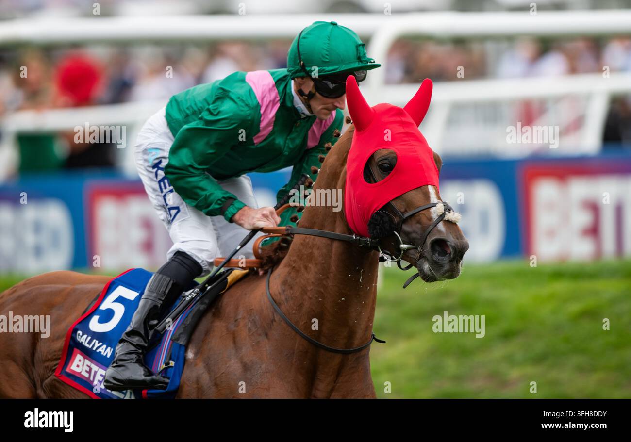 Galiyan si dirige verso la partenza per il Betfred St Leger 2026. Credit JTW Equine Images / Alamy Foto Stock