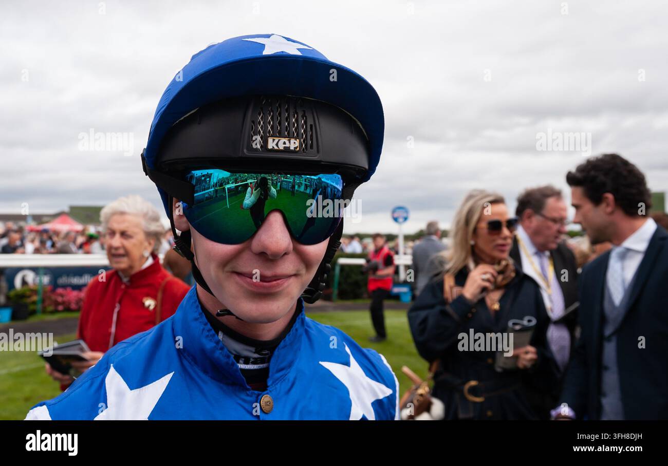 Il riflesso del fotografo Tom Williams di JTW Equine Images è visibile nella visiera del fantino Jack Nicholls. Credit JTW Equine Images / Alamy Foto Stock
