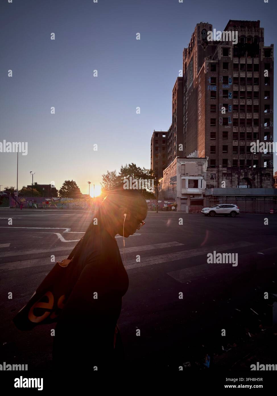 Filadelfia, PA, USA - 15 settembre 2026: Le persone viaggiano sull'incrocio trafficato di North Broad Street e Erie Avenue mentre il sole sorge sulla ci - Immagine stock catturata con smartphone
