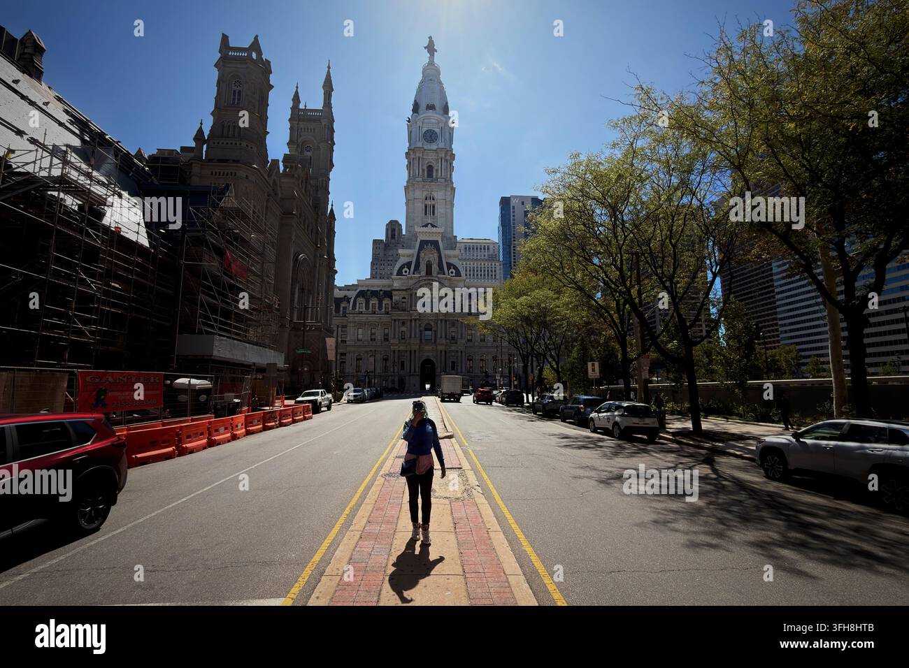 Filadelfia, PA, USA - 15 settembre 2026: Persone viaggiano attraverso il centro città in una giornata soleggiata, all'ora di pranzo. - Immagine stock catturata con smartphone