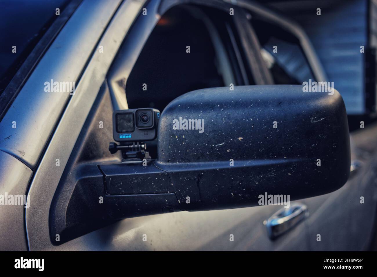 Fotocamera d'azione montata sullo specchietto laterale di un camion per le riprese di viaggi su strada Foto Stock