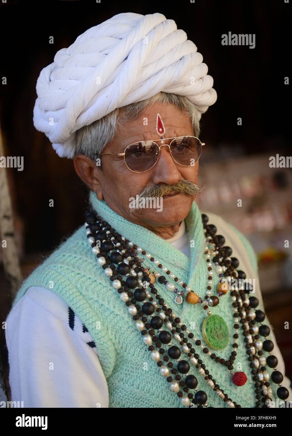 Ritratto di un uomo rajastano scattato a Pushkar, Rajasthan. Foto Stock