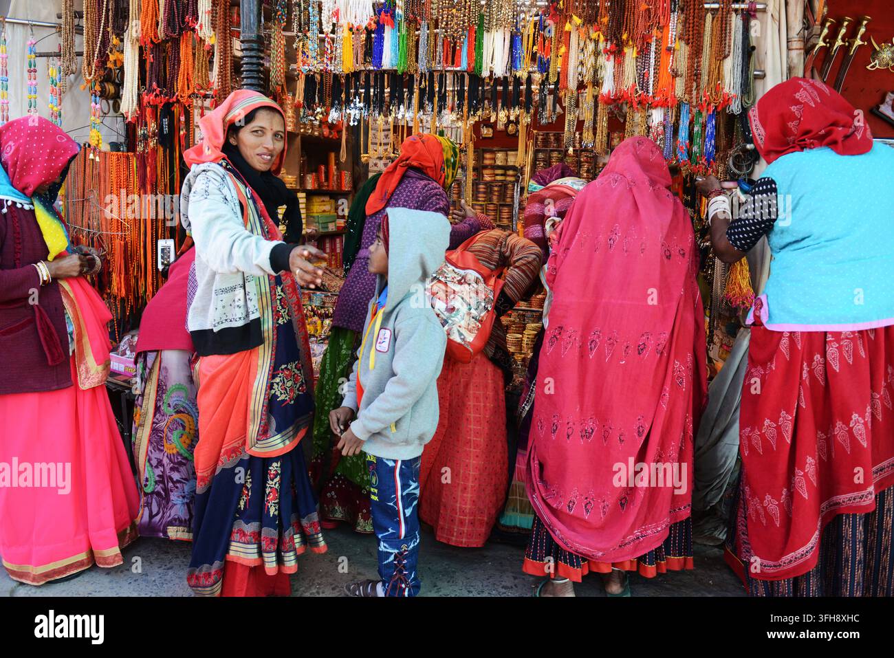 Donne del Rajasthan in una gioielleria a Pushkar, Rajasthan, India. Foto Stock