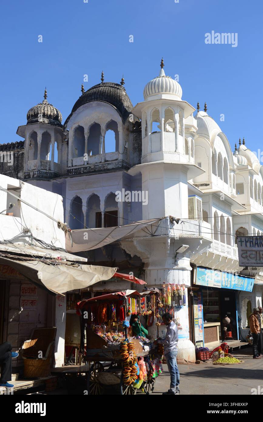 Bellissimi edifici e templi lungo la strada principale del mercato a Pushkar, Rajasthan, India. Foto Stock