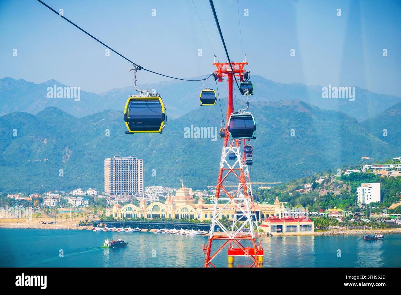 Funivia aerea verso l'isola VinWonders attraverso la baia di Nha Trang Foto Stock