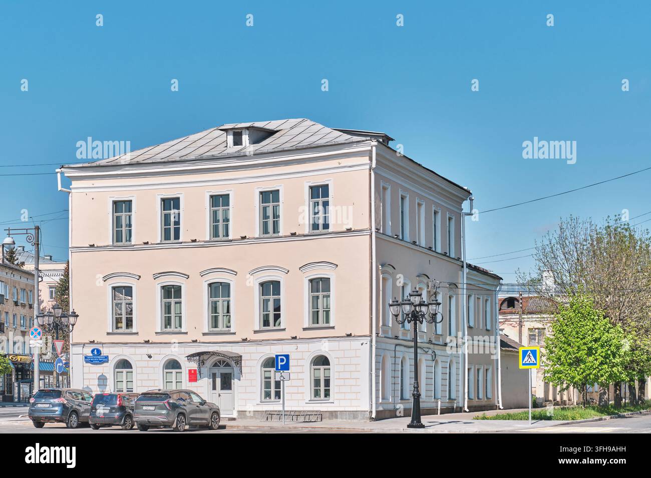 Tver, Russia – 16 maggio 2026: Edificio classico storico del XIX secolo che ospita il Ministero del Turismo. Concetto di governance regionale, architettura storica Foto Stock