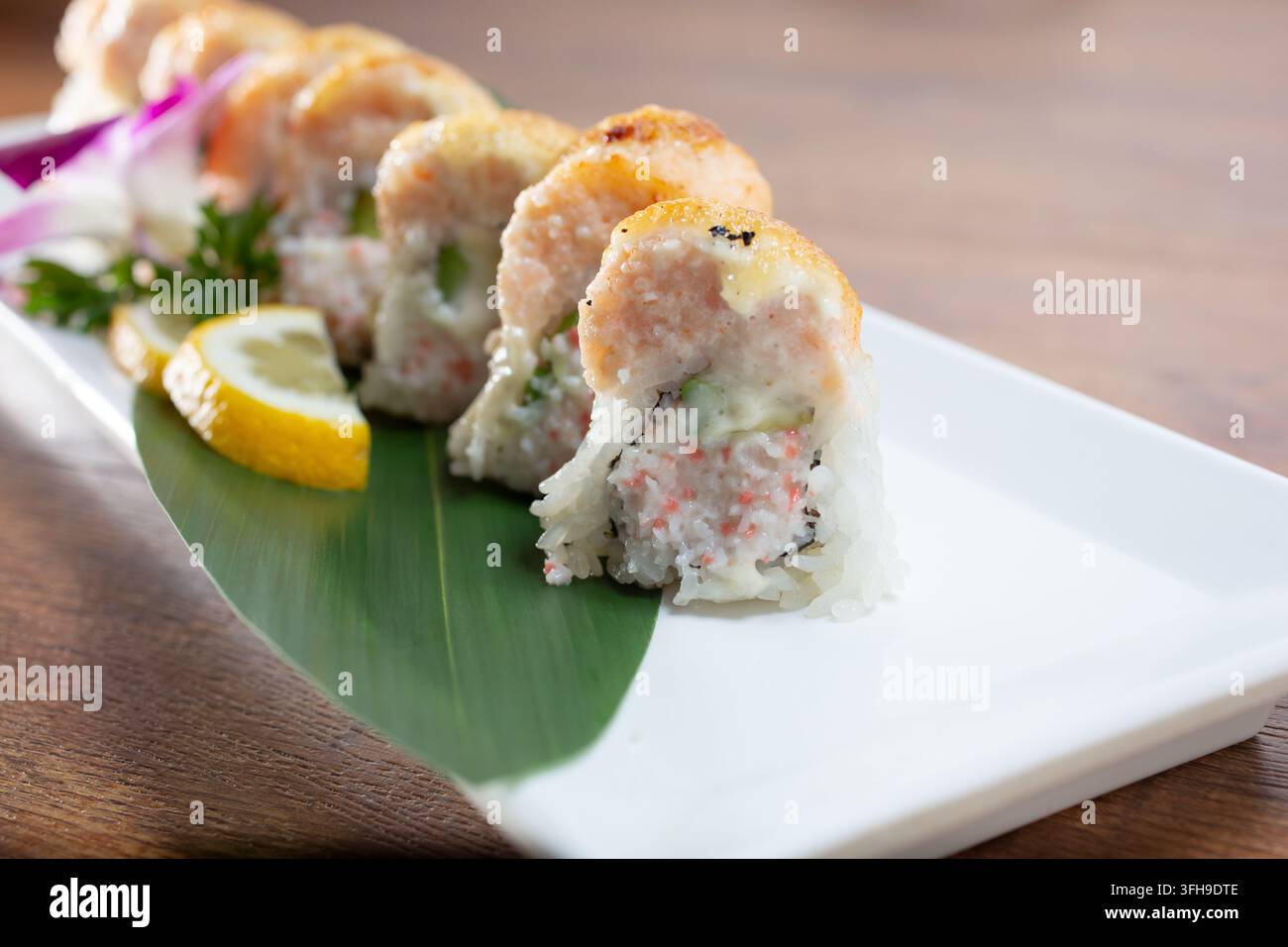 Una vista di un rotolo di sushi con carne di granchio imitata e avocado. Foto Stock