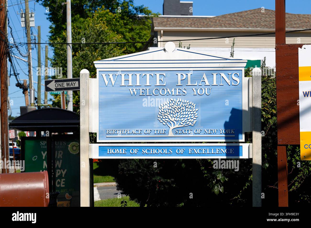 Un cartello con la scritta "White Plains Welcomes You" su Central Ave nella contea di Westchester. Foto Stock