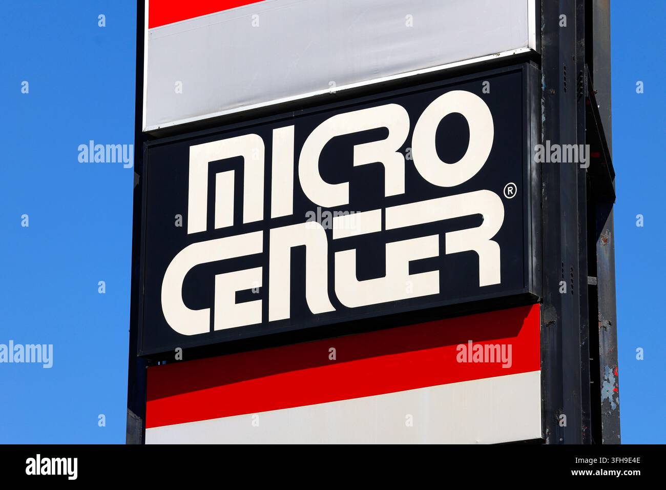 Segnaletta del centro commerciale per Micro Center, una franchise di rivenditore di hardware e pezzi di computer. Foto Stock