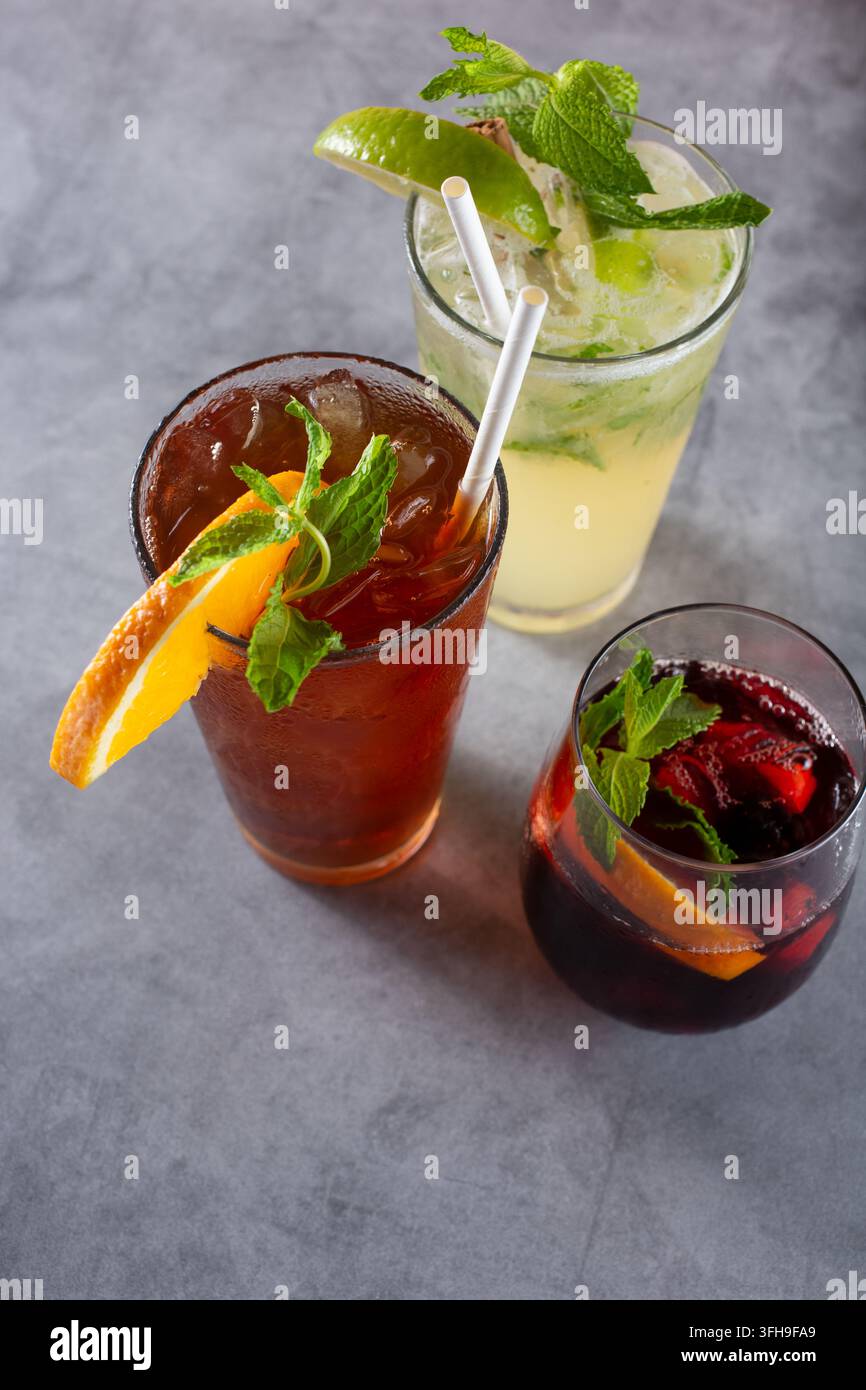 Una vista di diversi cocktail rinfrescanti, tra cui mojito, sangria e un tè freddo Long Island. Foto Stock