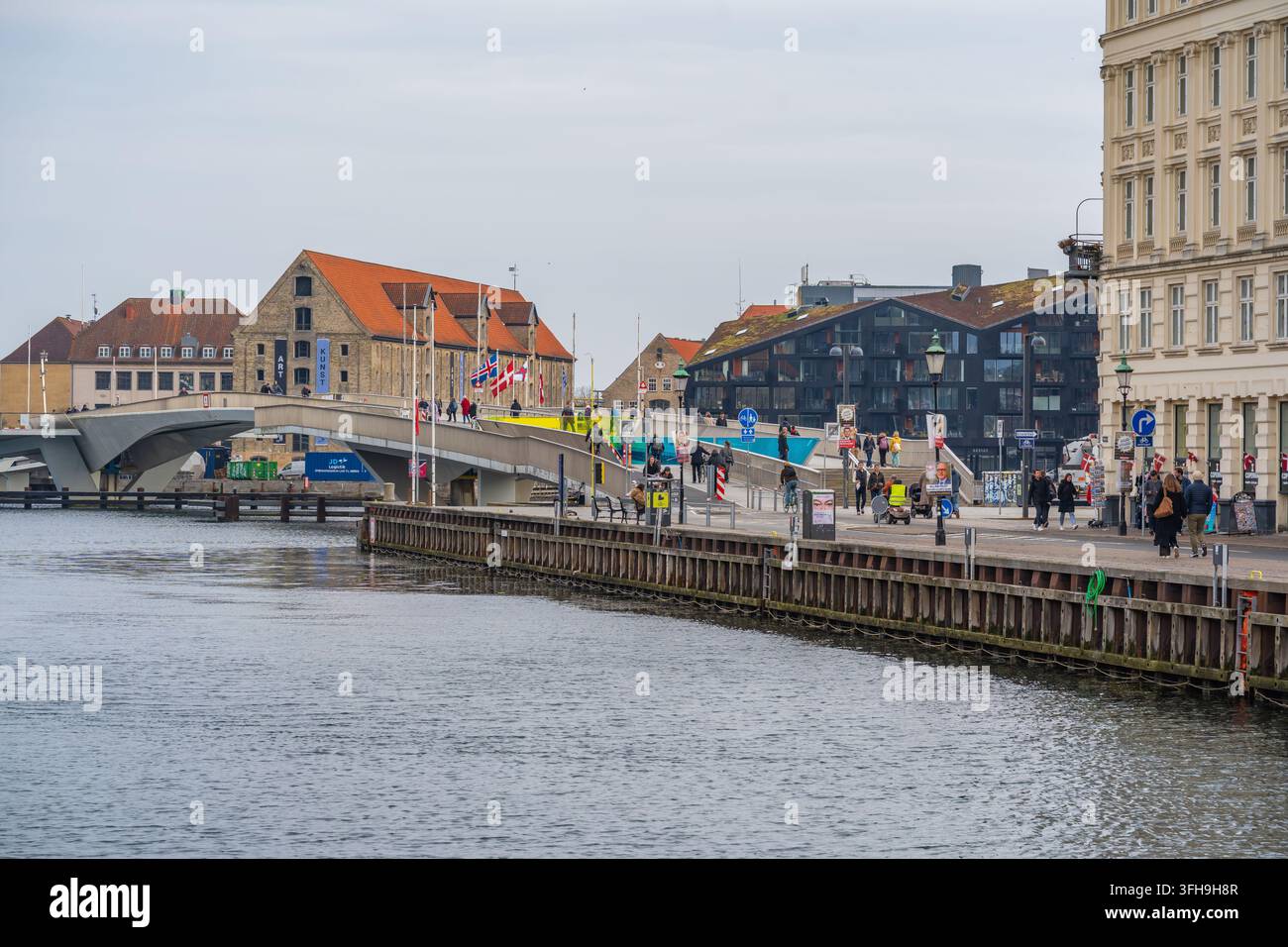 11-03-2026 Copenaghen Danimarca Una vista panoramica dell'Inderhavnsbroen (Inner Harbour Bridge) che collega Nyhavn e Christianshavn, con il moder Foto Stock