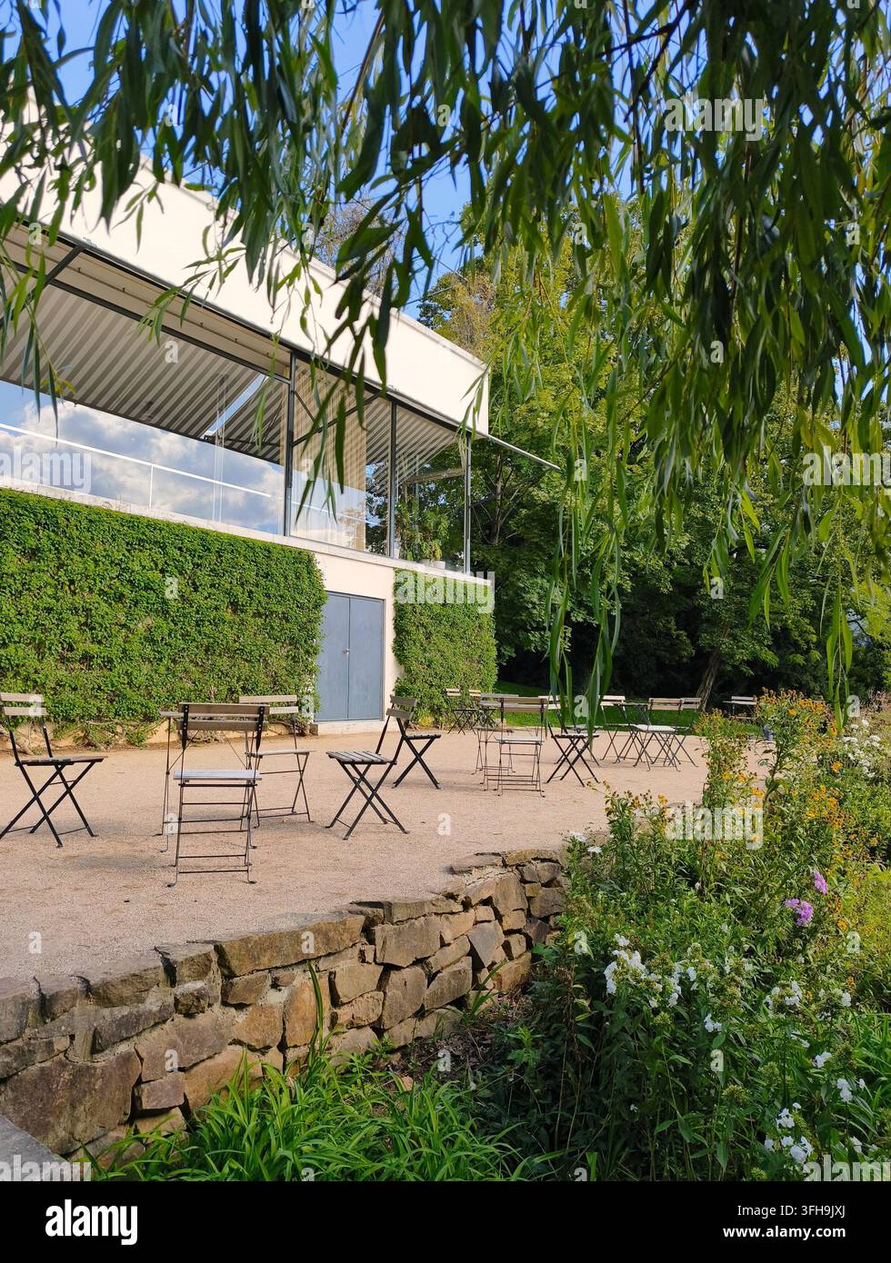 Brno, Repubblica Ceca - 15 settembre 2026: Terrazza esterna della Villa Tugendhat con sedie e vista sul giardino a Brno - Immagine stock catturata con smartphone