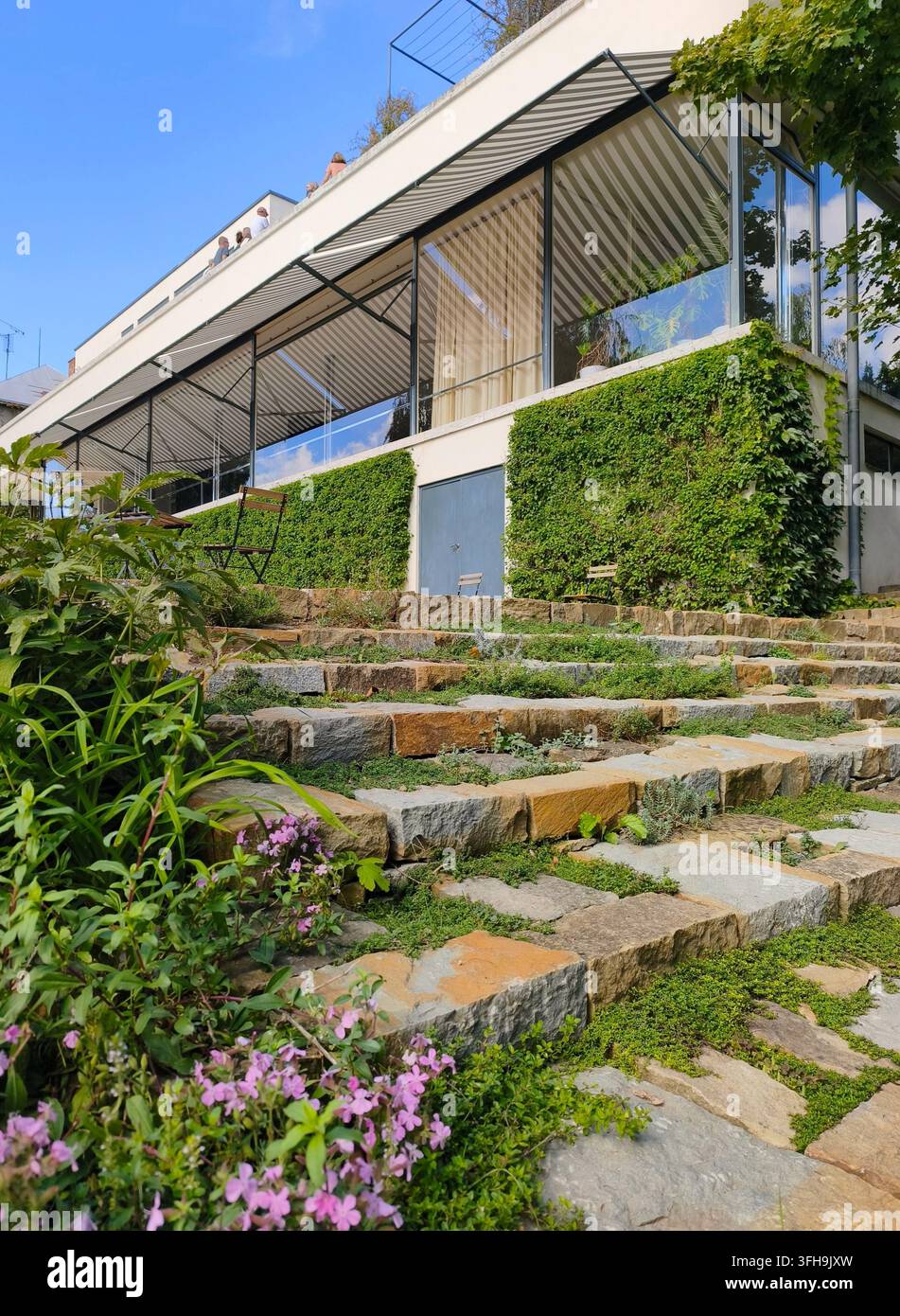 Brno, Repubblica Ceca – 15 settembre 2026: Una vista a bassa angolazione della famosa villa Tugendhat a Brno - Immagine stock catturata con smartphone